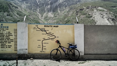 停在水泥墙旁的黑色山地自行车